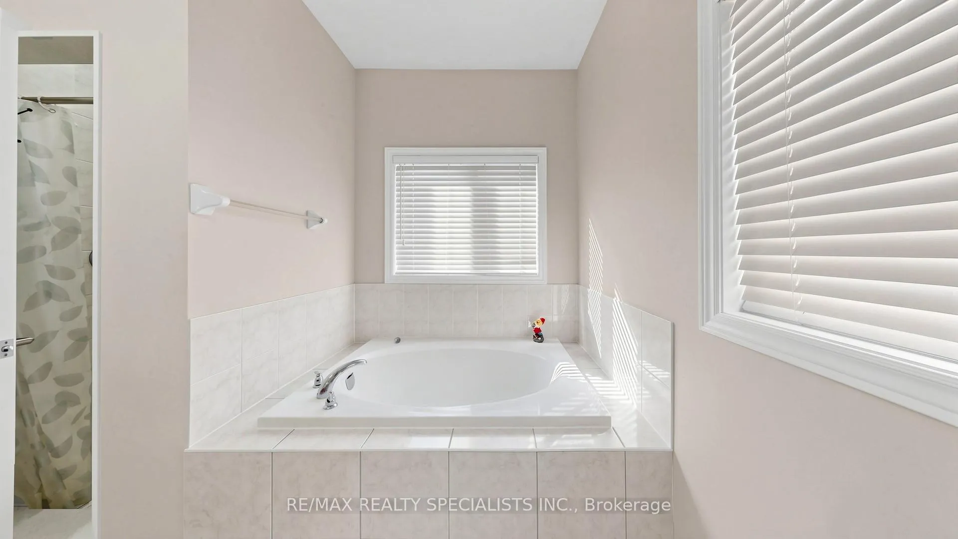 Photo 24 of 13 Vezna Crescent, Brampton, Credit Valley — HOMEH