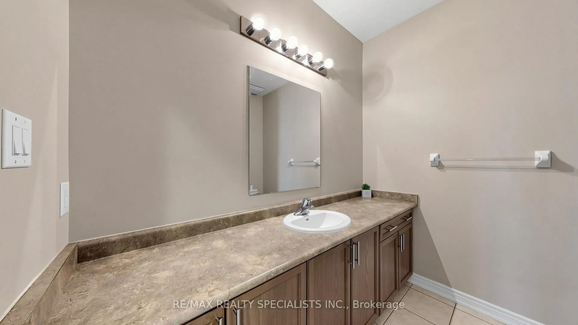 Photo 31 of 13 Vezna Crescent, Brampton, Credit Valley — HOMEH
