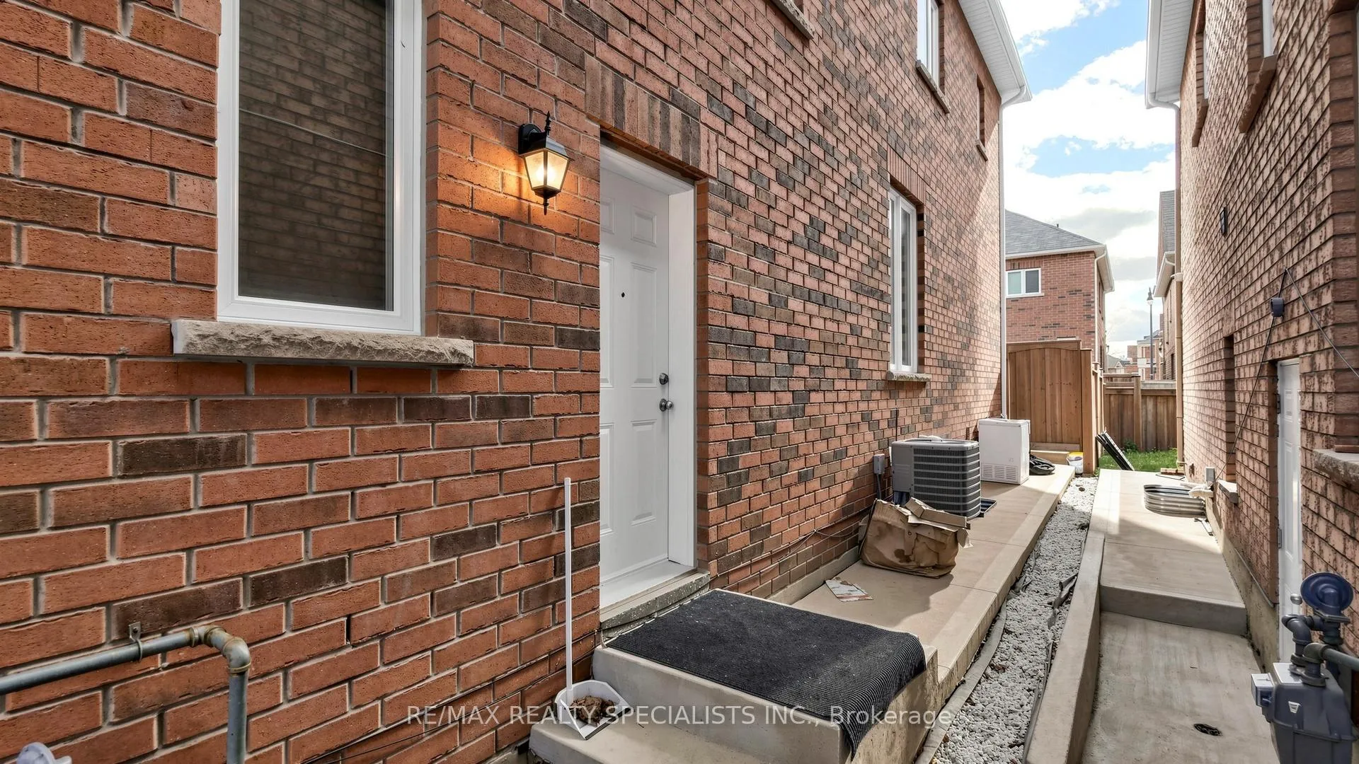 Photo 49 of 13 Vezna Crescent, Brampton, Credit Valley — HOMEH