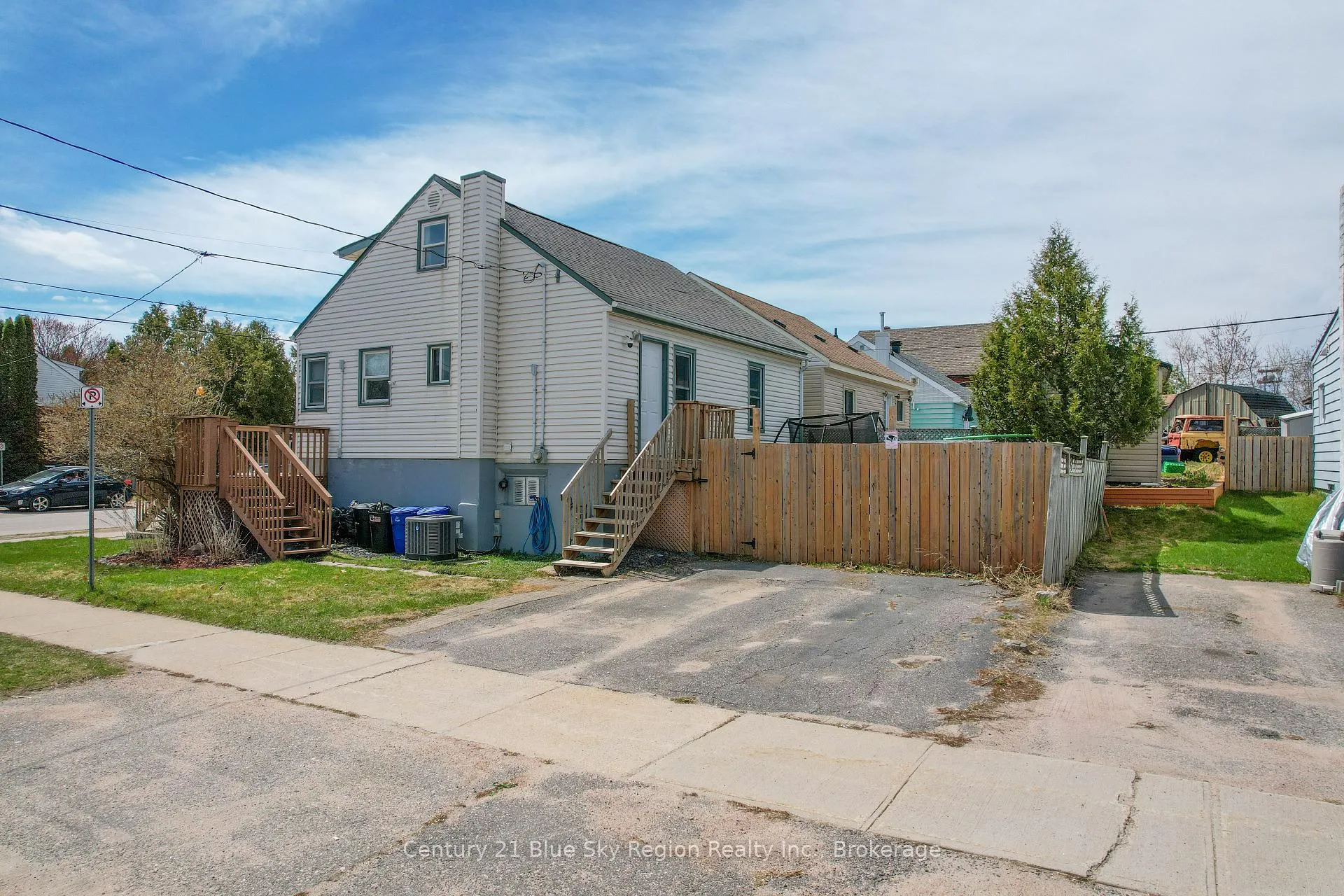 Photo 8 of 890 Fraser Street, North Bay, Central — HOMEH