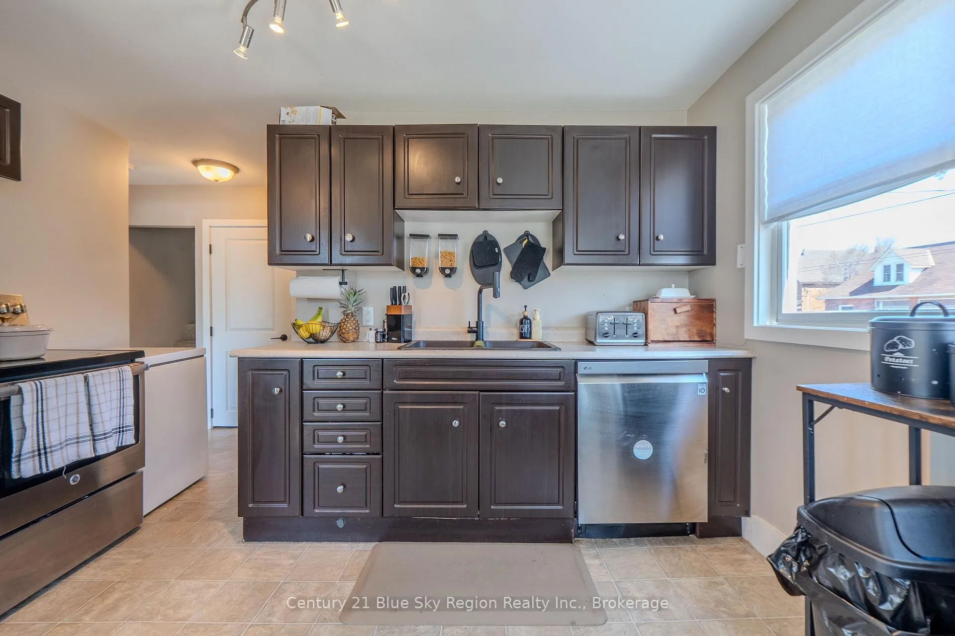 Photo 22 of 890 Fraser Street, North Bay, Central — HOMEH