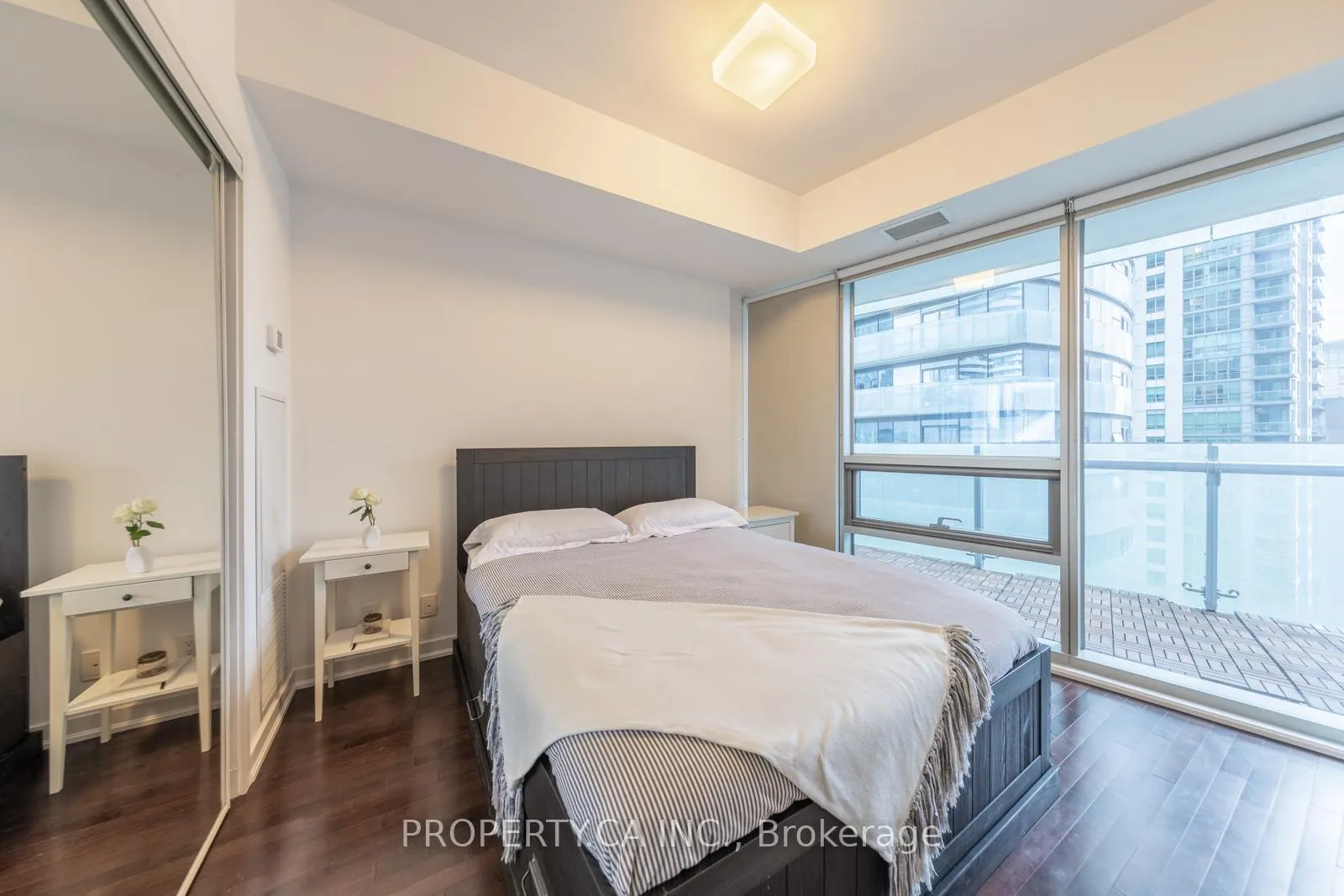 Photo 14 of Unit 806, 14 York Street, Toronto, Waterfront Communities — HOMEH