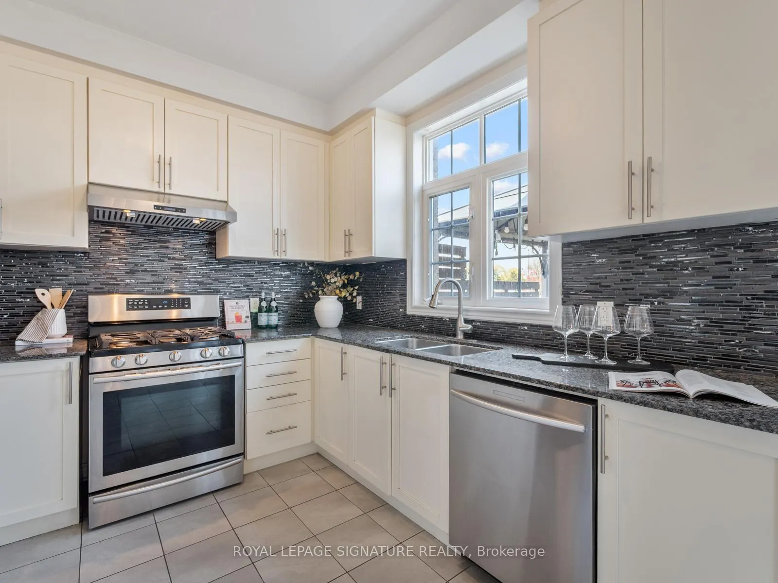 Photo 12 of 30 Westover Drive, Clarington, Bowmanville — HOMEH
