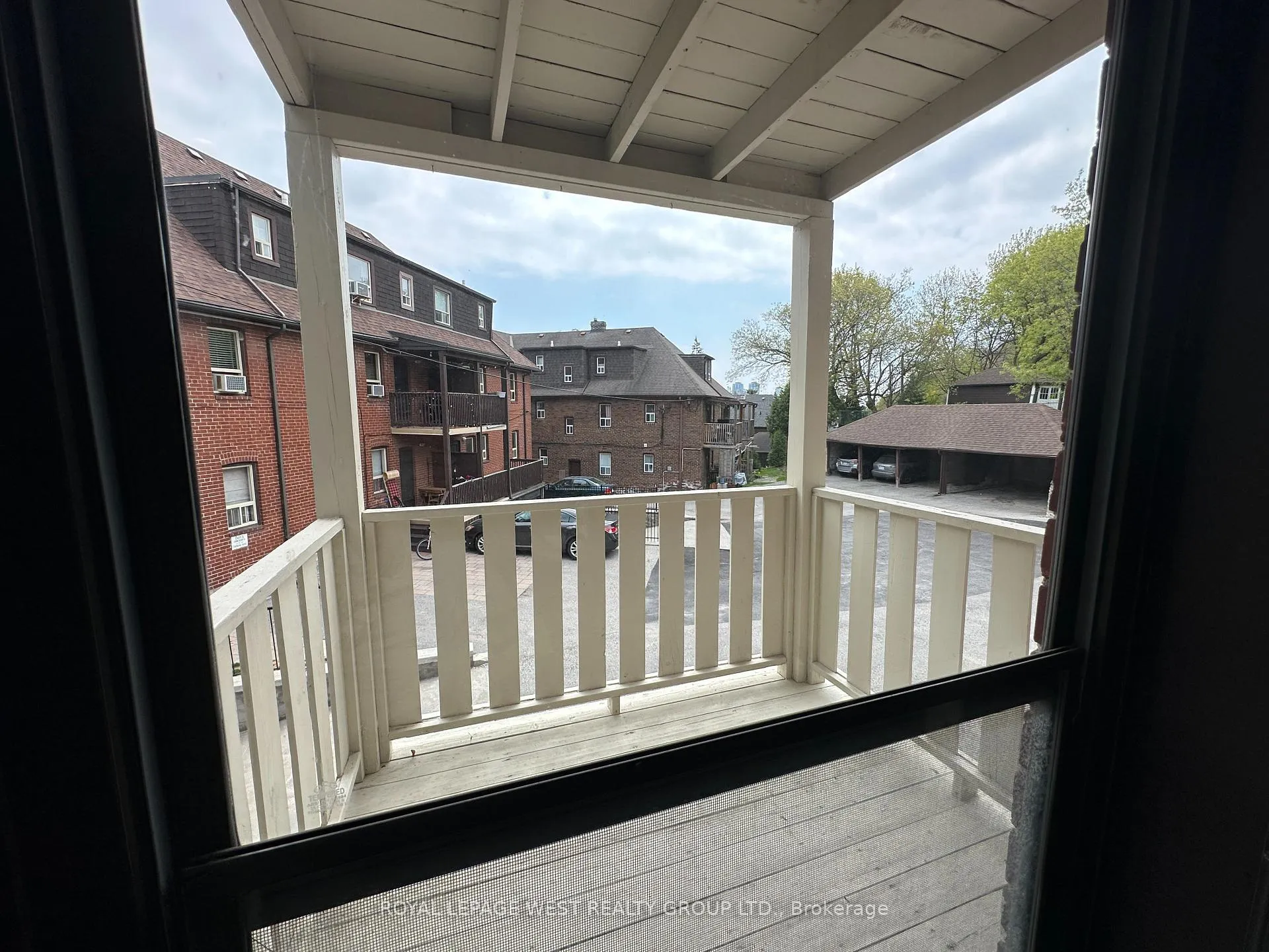 Photo 5 of 27 Mossom Road W, Toronto, High Park-Swansea — HOMEH