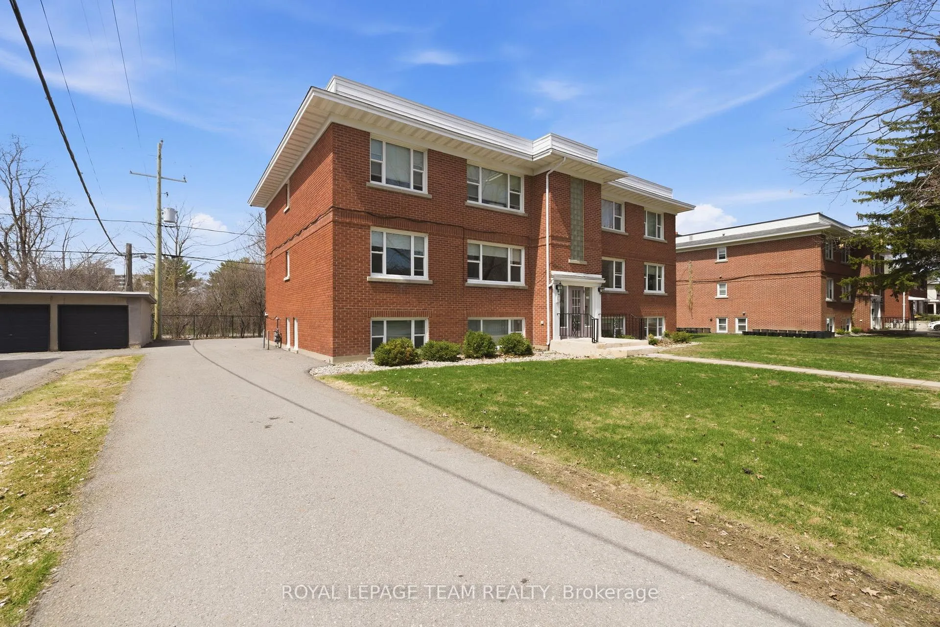 Photo 4 of 2164 Blossom Drive, Ottawa, Applewood Acres — HOMEH