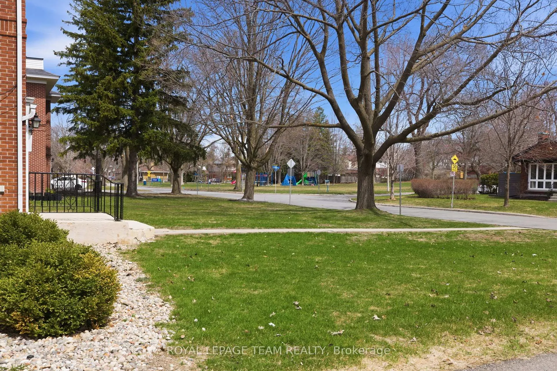 Photo 7 of 2164 Blossom Drive, Ottawa, Applewood Acres — HOMEH