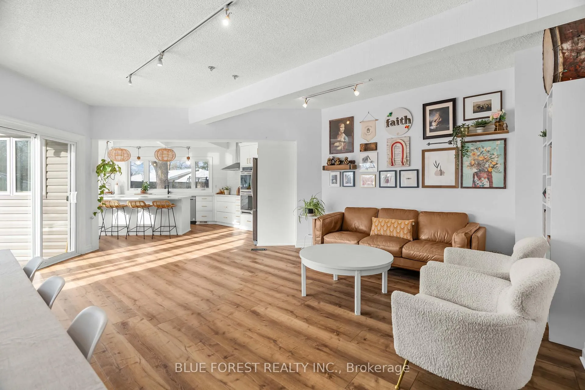 Photo 19 of 521 Upper Queen Street, London, South P — HOMEH