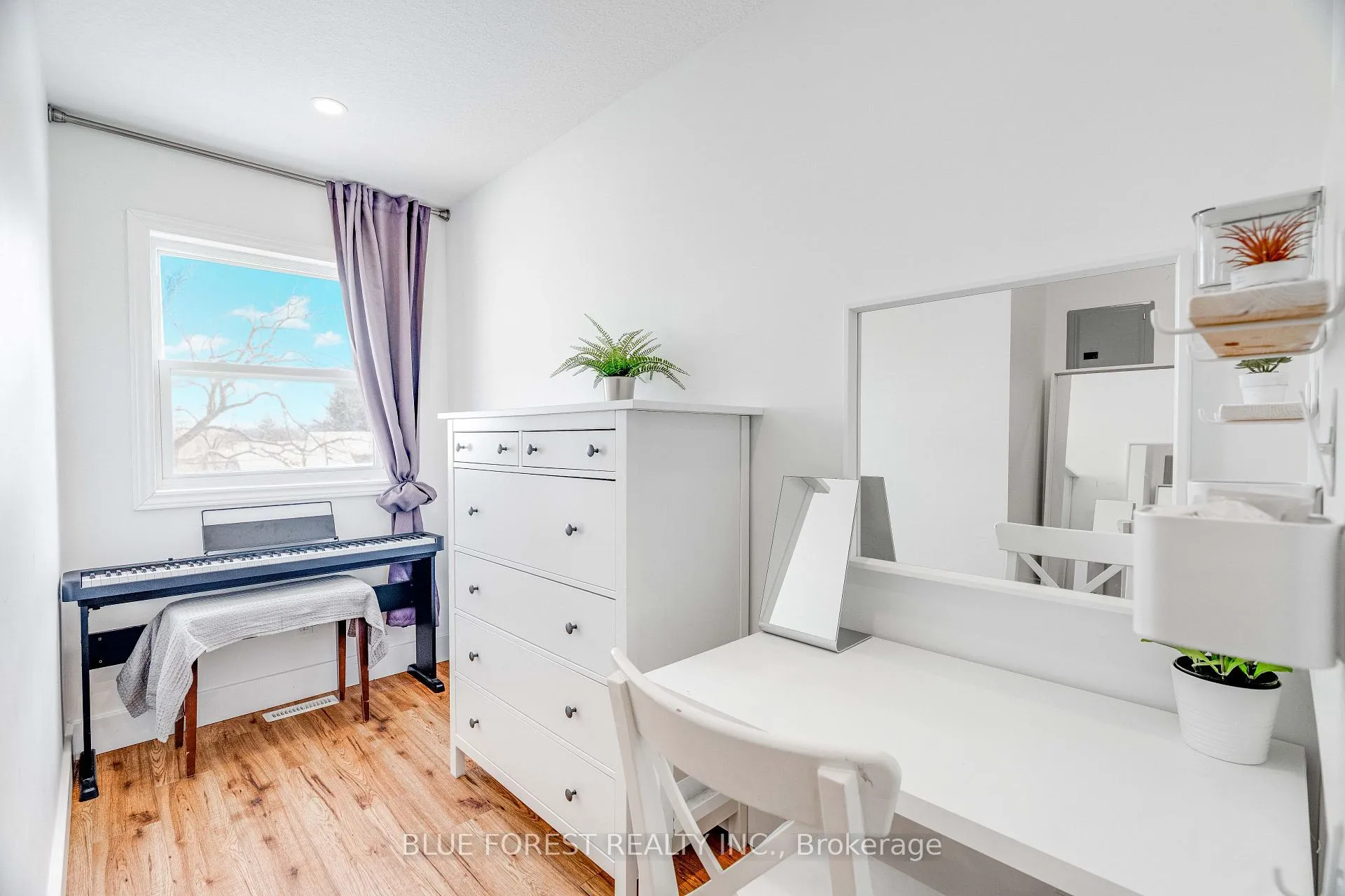 Photo 26 of 521 Upper Queen Street, London, South P — HOMEH