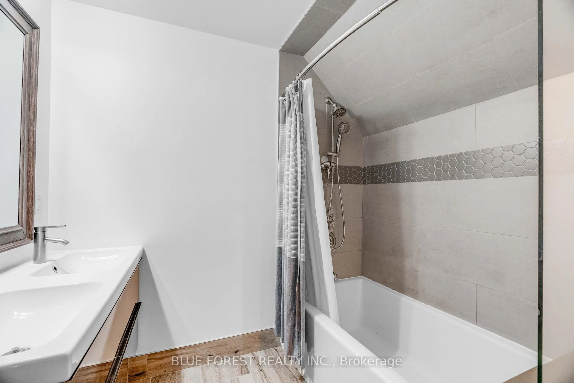 Photo 28 of 521 Upper Queen Street, London, South P — HOMEH