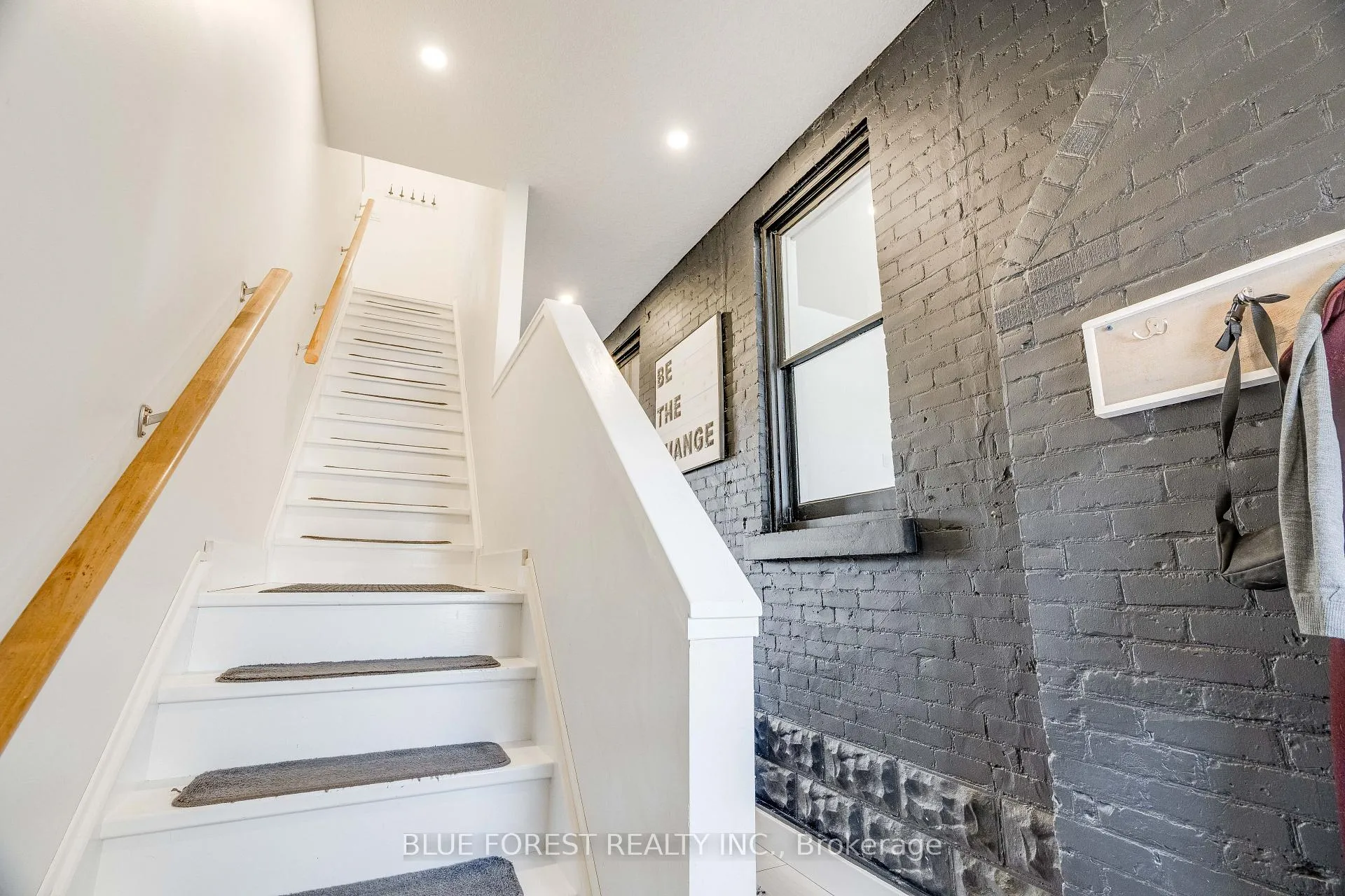 Photo 56 of 521 Upper Queen Street, London, South P — HOMEH