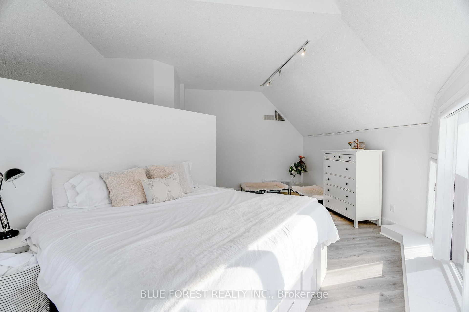 Photo 37 of 521 Upper Queen Street, London, South P — HOMEH