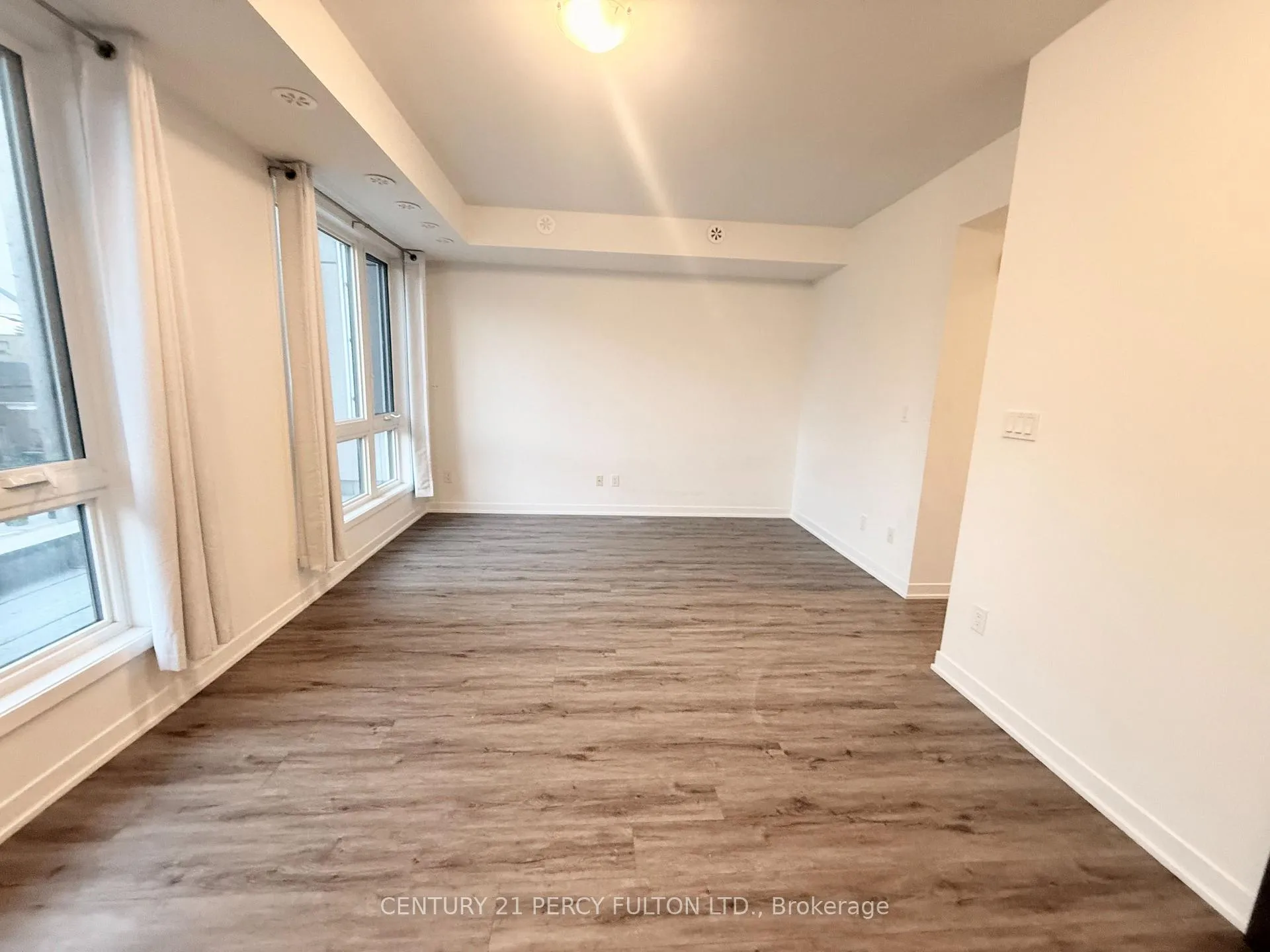 Photo 4 of Unit 7, 10 Marquette Avenue, Toronto, Englemount-Lawrence — HOMEH