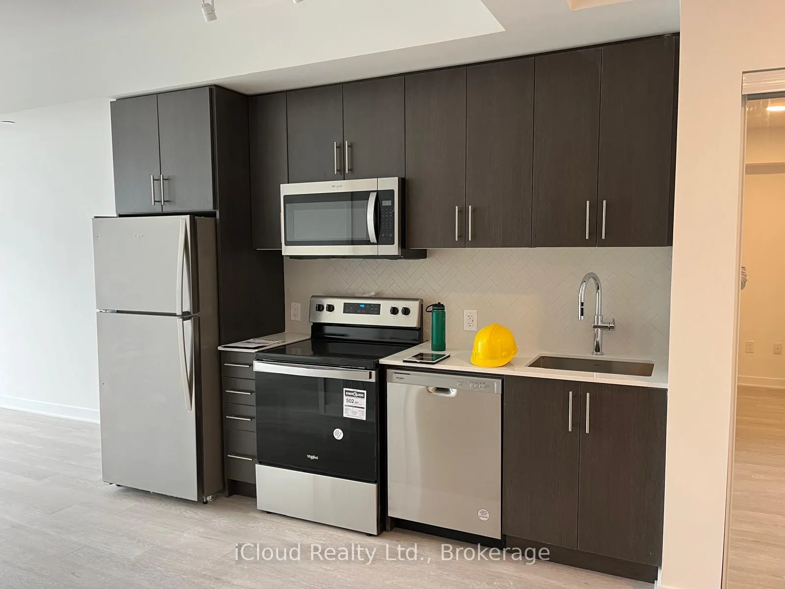 Photo 5 of Unit 609, 2782 Barton Street E, Hamilton, Riverdale — HOMEH