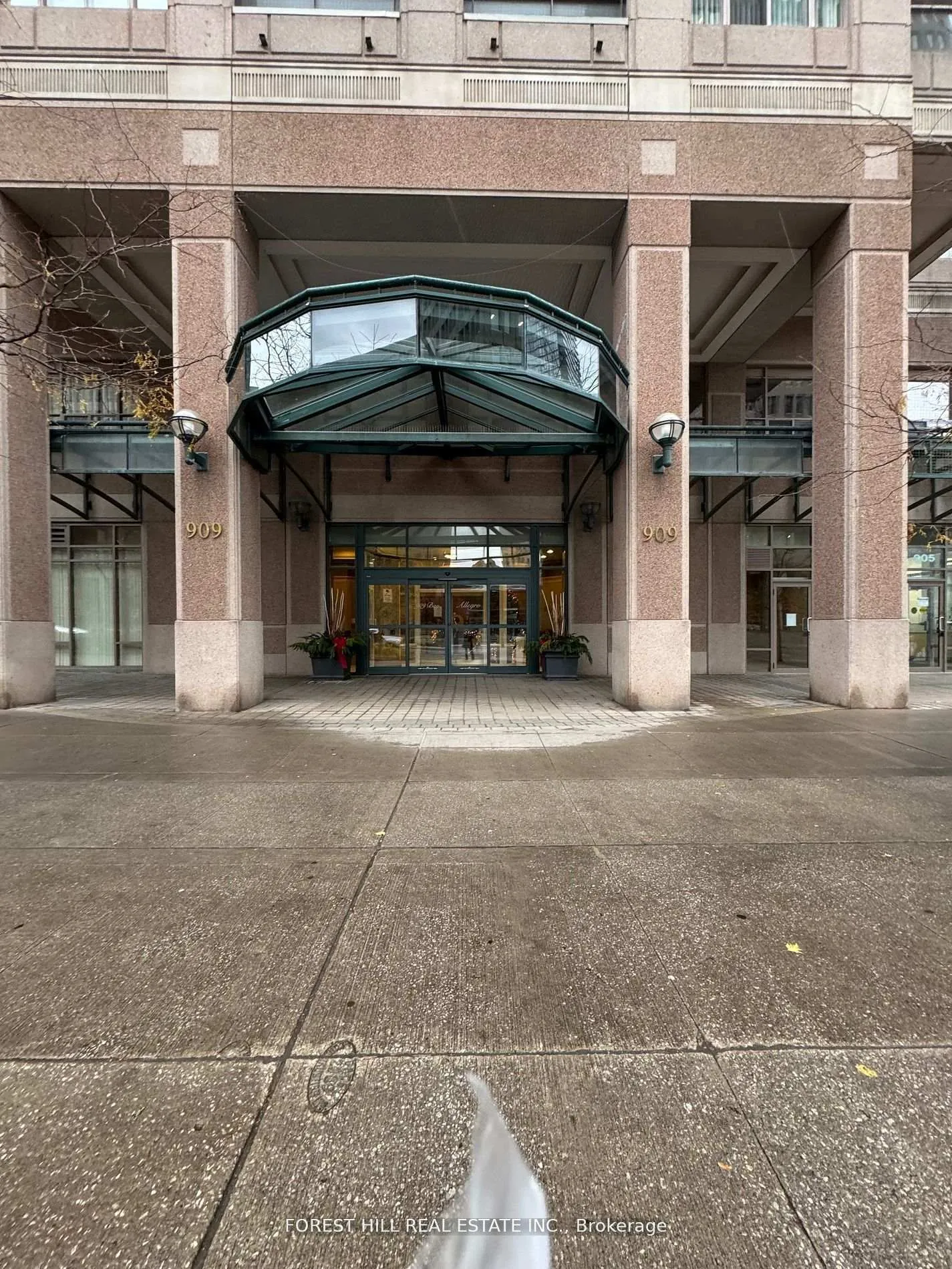 Front of Unit 203, 909 Bay Street