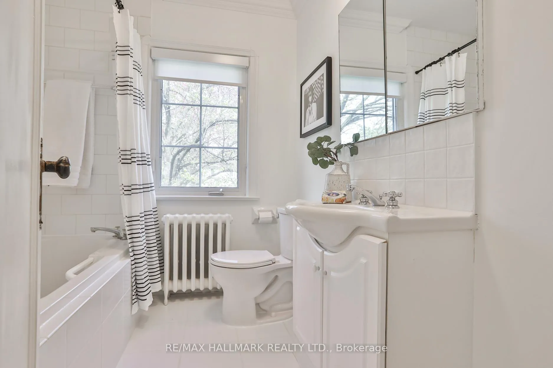 Photo 34 of 129 Elm Ridge Drive, Toronto, Forest Hill North — HOMEH