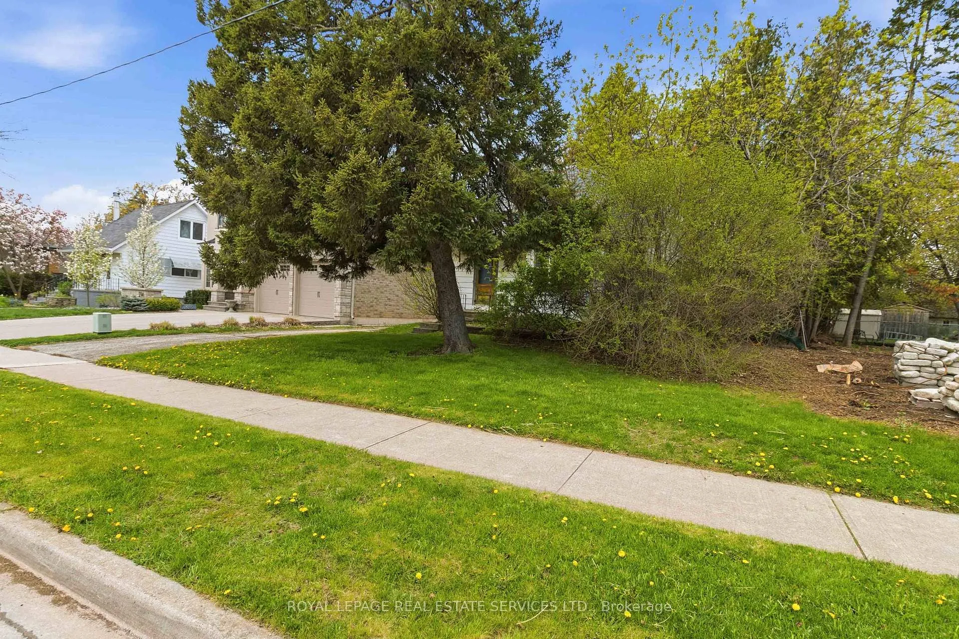 Photo 11 of 218 Jennings Crescent, Oakville, Bronte — HOMEH