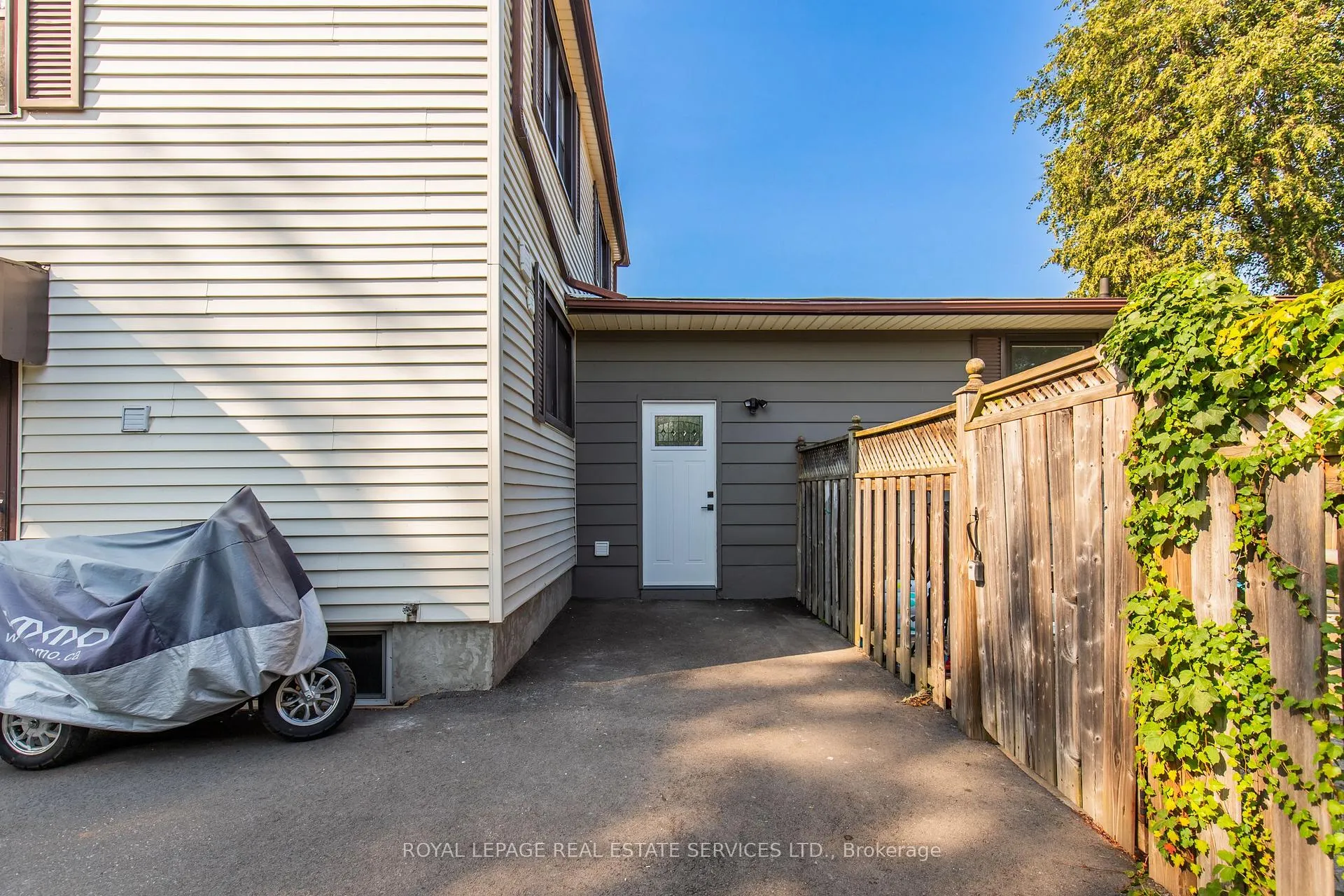 Photo 3 of Unit C, 2 Thorndale Avenue, St. Catharines, Haig — HOMEH