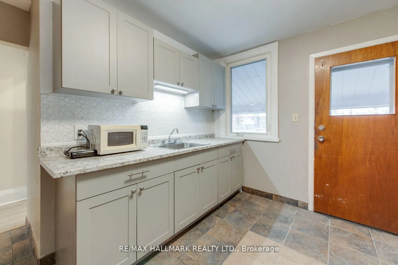 Photo 16 of Unit 2 Upper, 576 Ossington Avenue S, Toronto, Palmerston-Little Italy — HOMEH
