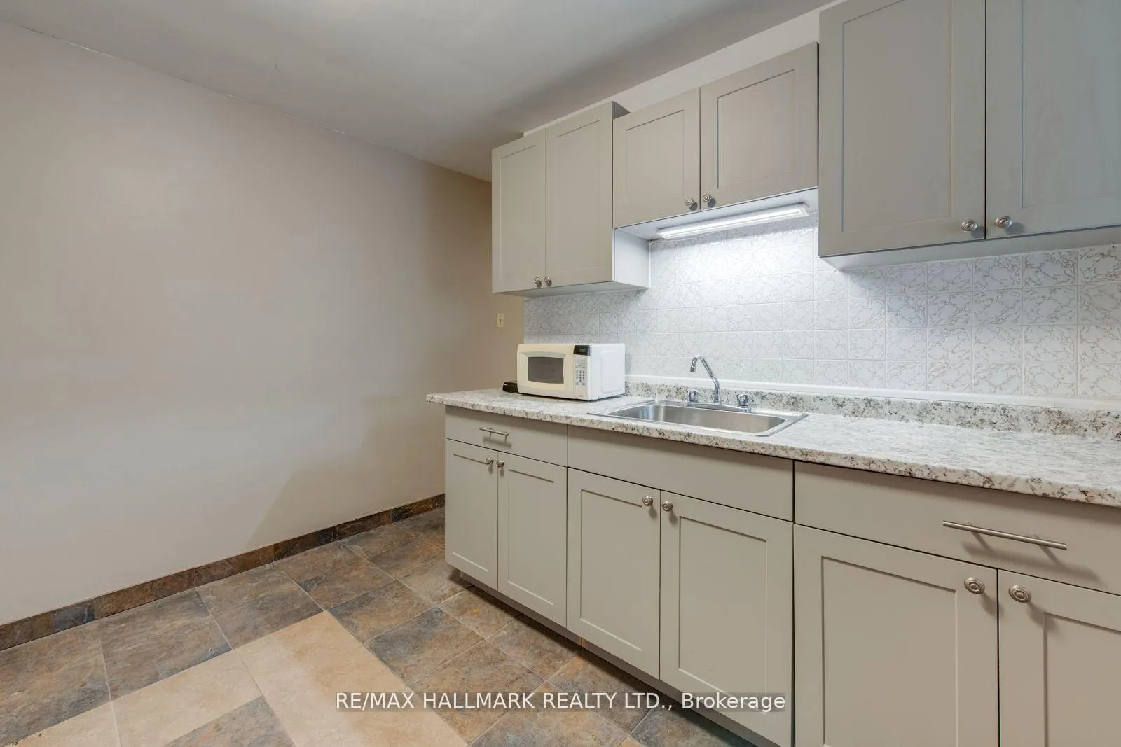Photo 19 of Unit 2 Upper, 576 Ossington Avenue S, Toronto, Palmerston-Little Italy — HOMEH