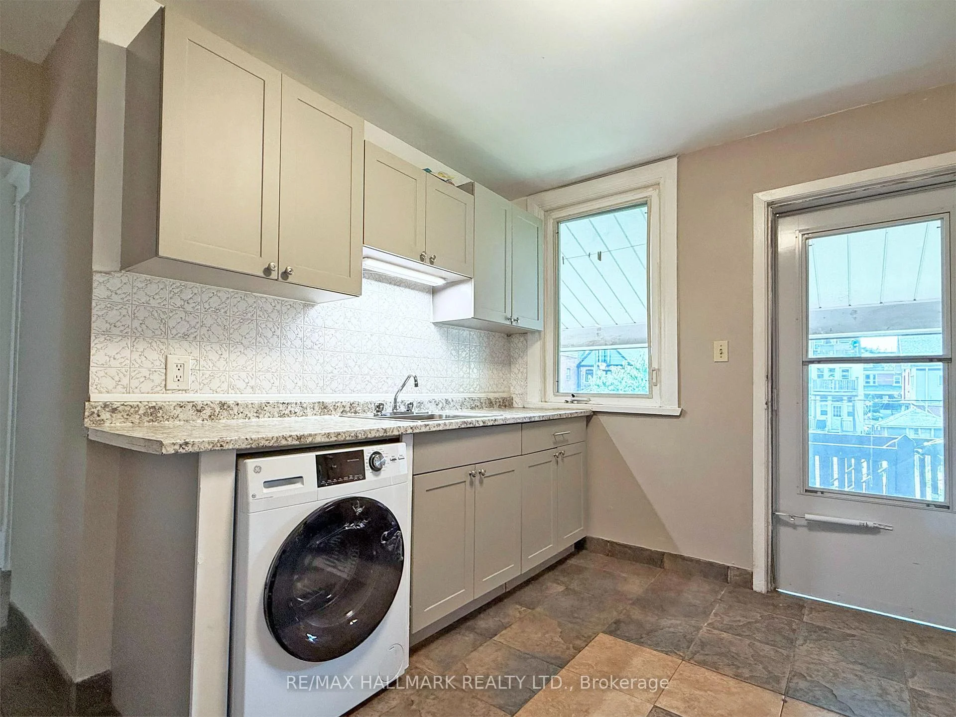 Photo 18 of Unit 2 Upper, 576 Ossington Avenue S, Toronto, Palmerston-Little Italy — HOMEH