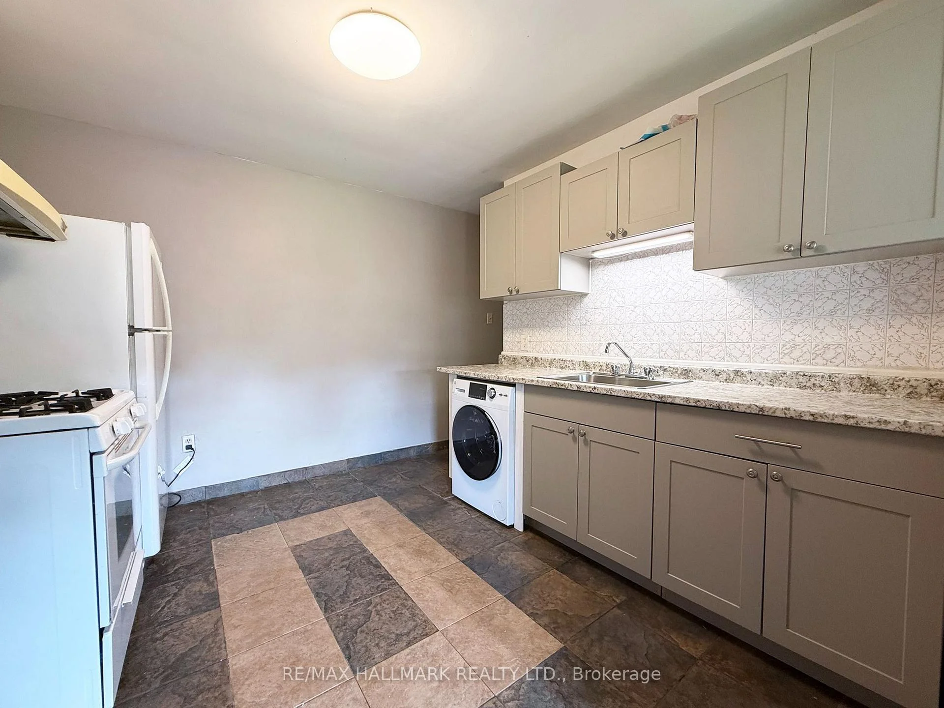 Photo 21 of Unit 2 Upper, 576 Ossington Avenue S, Toronto, Palmerston-Little Italy — HOMEH