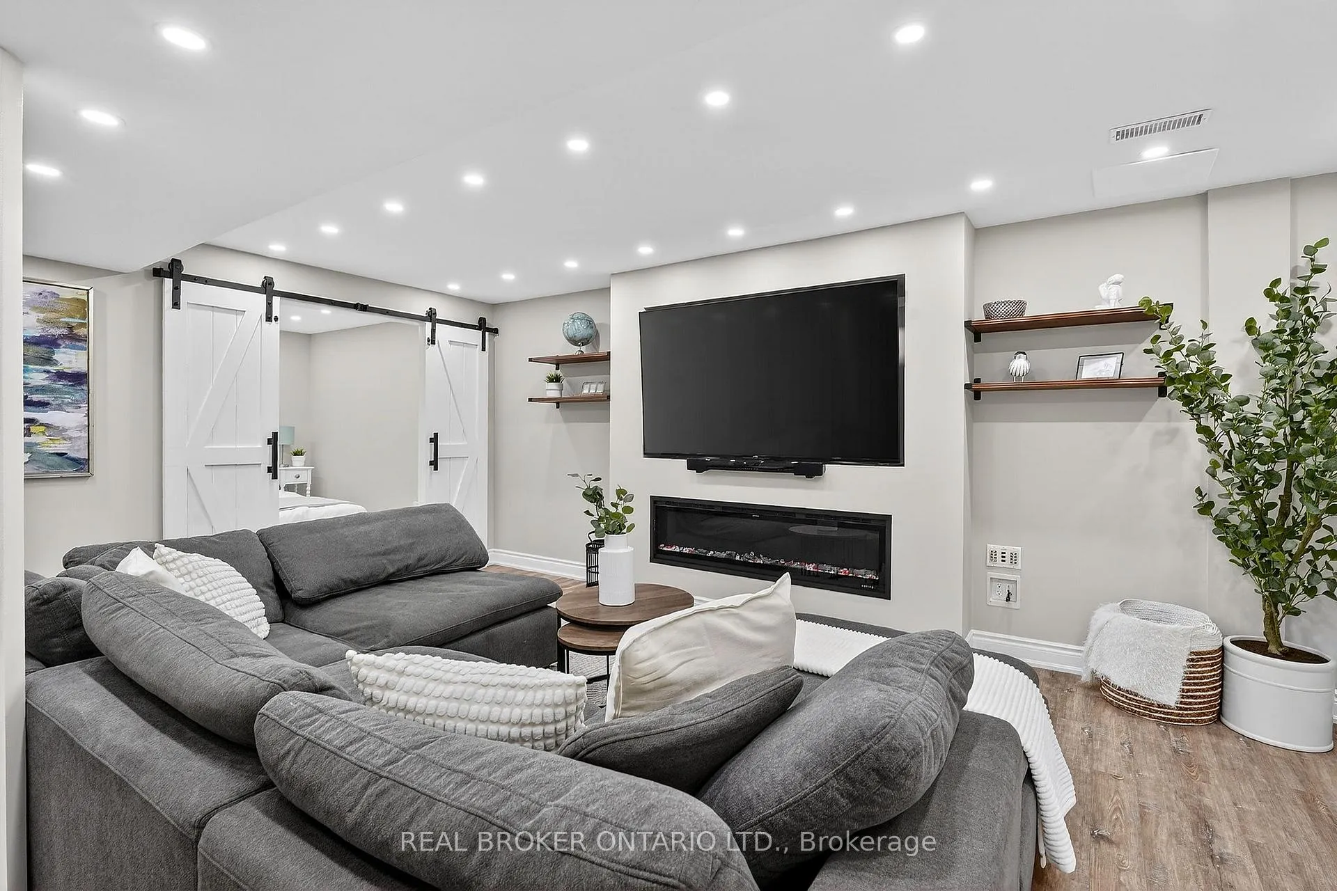 Photo 5 of 67 Summer Valley Drive, Brampton, Snelgrove — HOMEH