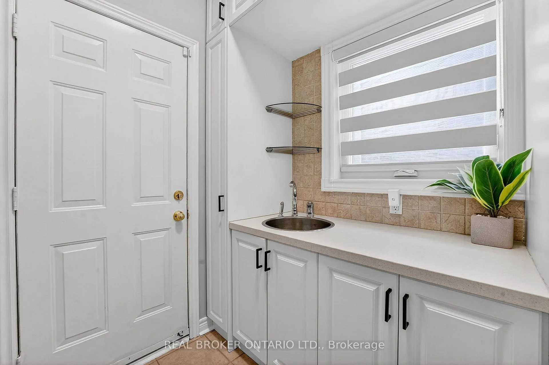 Photo 14 of 67 Summer Valley Drive, Brampton, Snelgrove — HOMEH