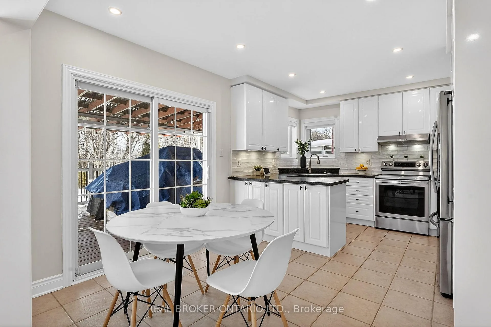 Photo 18 of 67 Summer Valley Drive, Brampton, Snelgrove — HOMEH