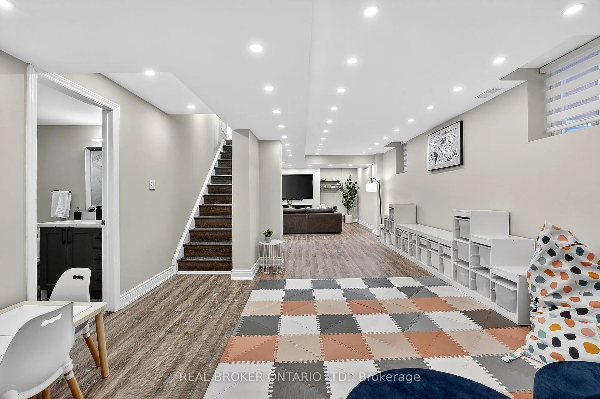 Photo 38 of 67 Summer Valley Drive, Brampton, Snelgrove — HOMEH
