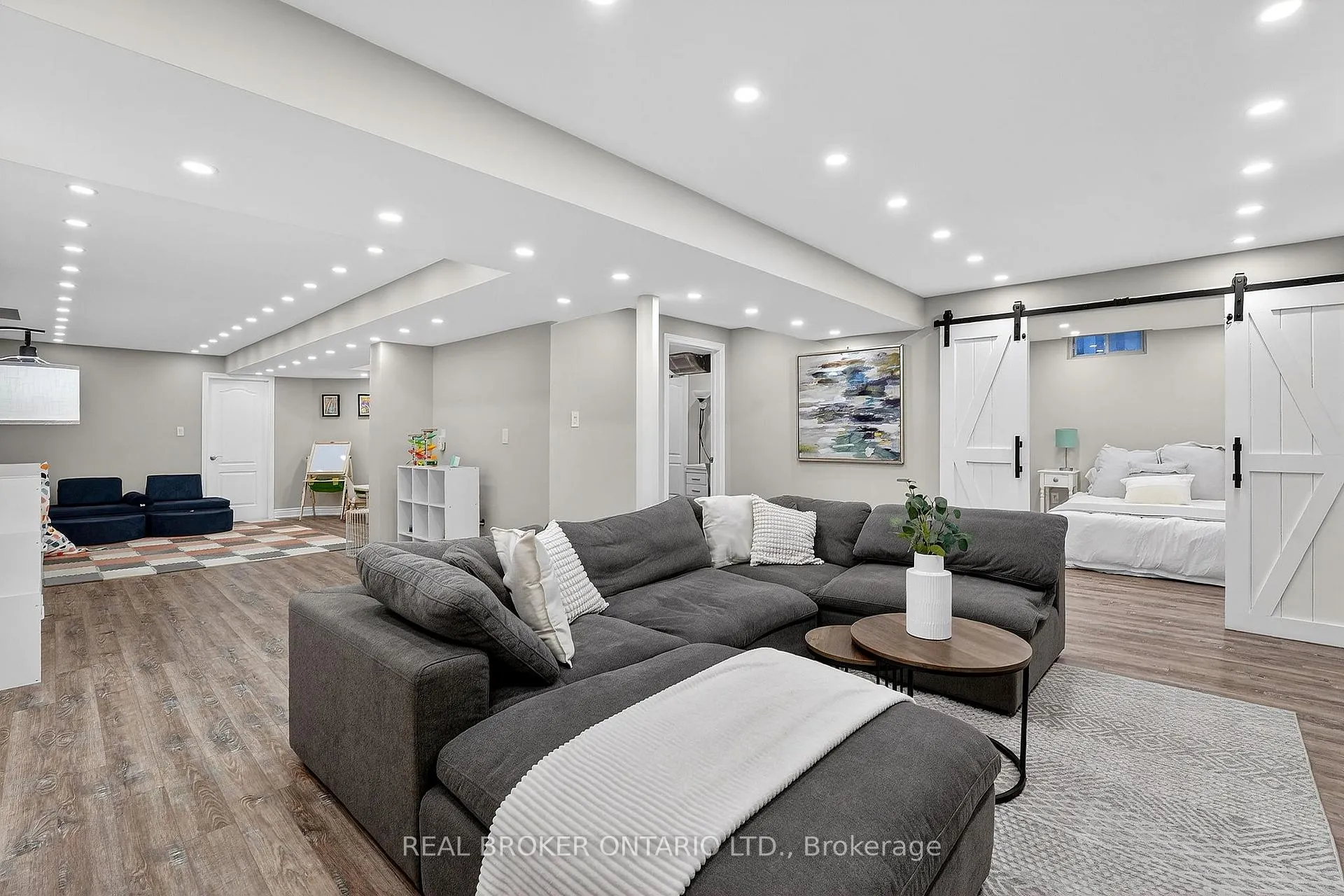 Photo 39 of 67 Summer Valley Drive, Brampton, Snelgrove — HOMEH