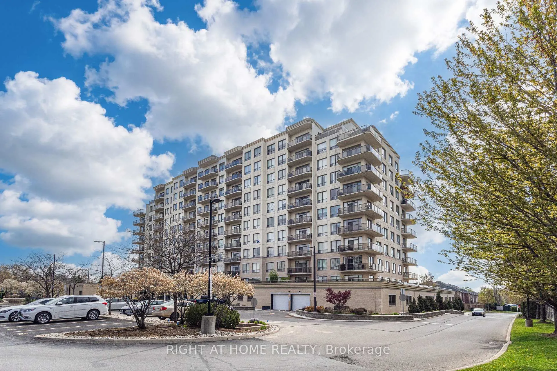 Photo 2 of Unit 709, 1998 Ironstone Drive, Burlington, Uptown — HOMEH