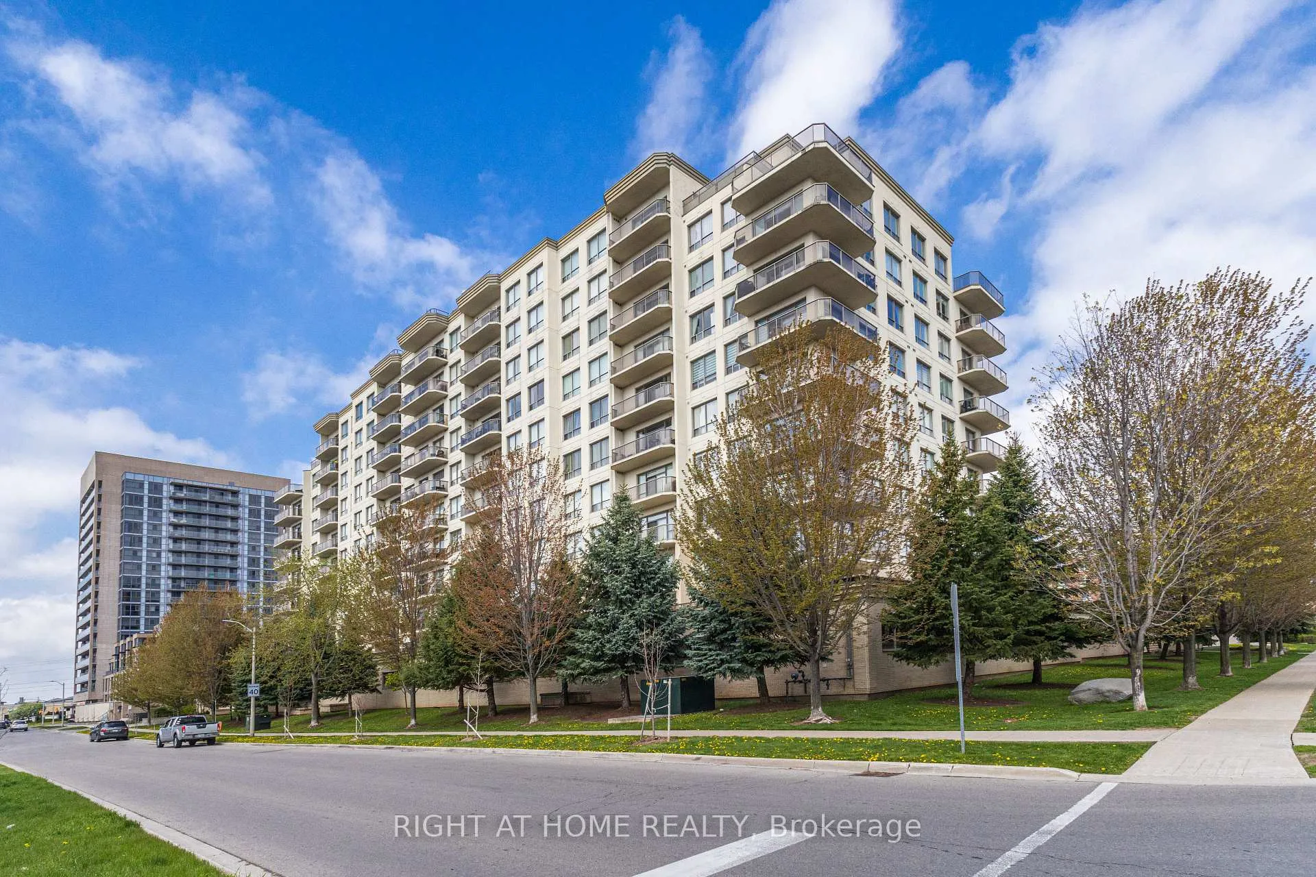 Photo 4 of Unit 709, 1998 Ironstone Drive, Burlington, Uptown — HOMEH