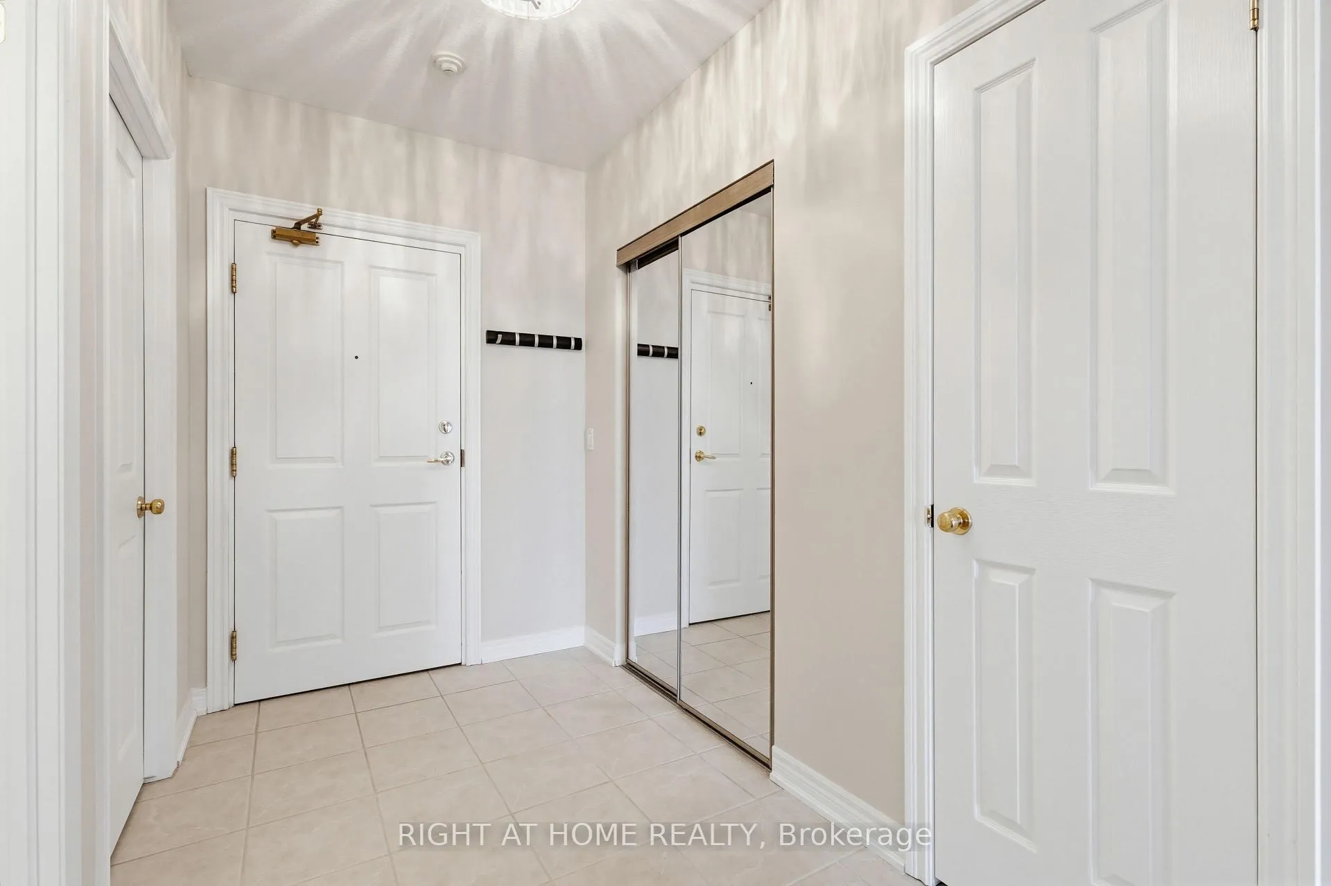 Photo 7 of Unit 709, 1998 Ironstone Drive, Burlington, Uptown — HOMEH
