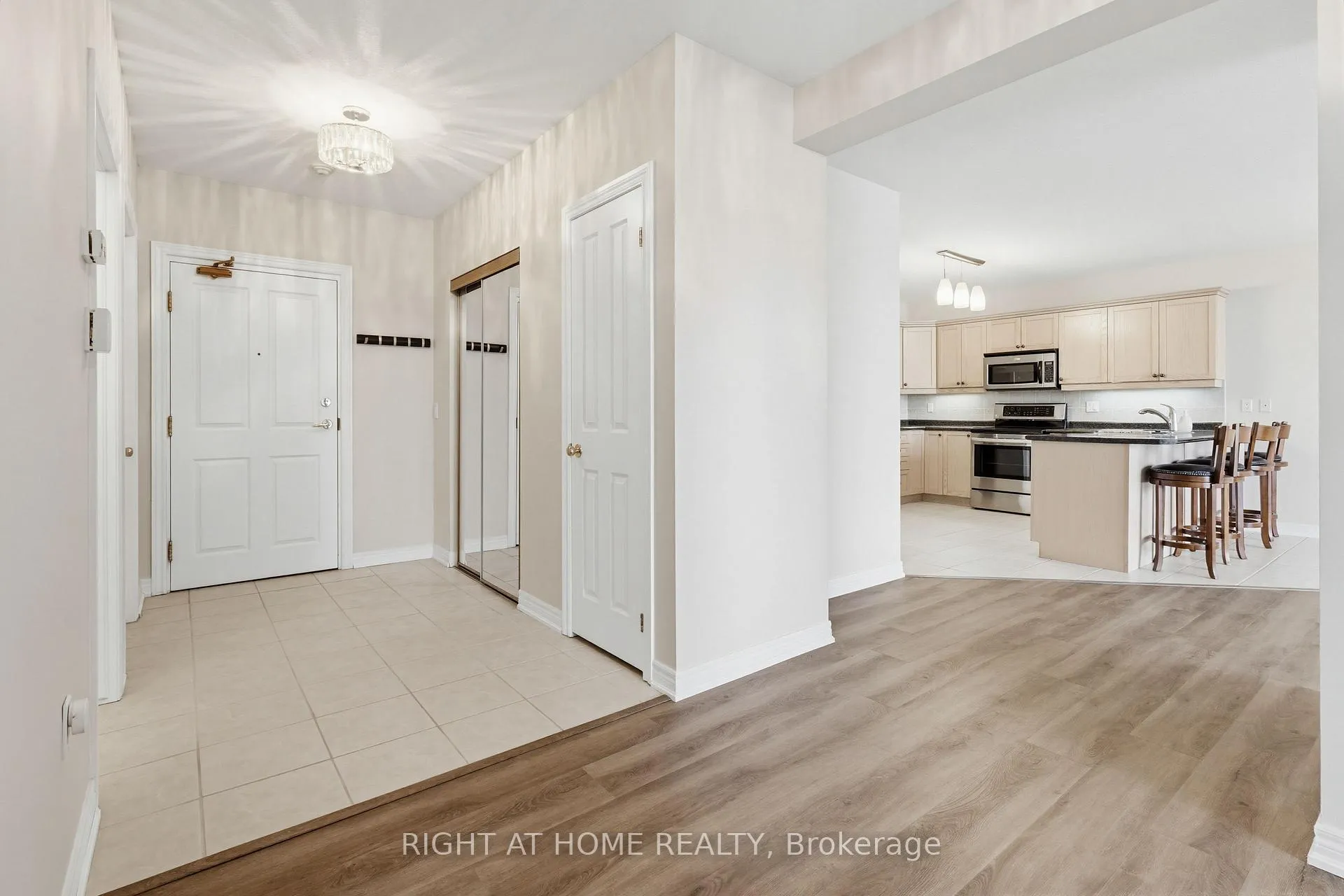 Photo 10 of Unit 709, 1998 Ironstone Drive, Burlington, Uptown — HOMEH