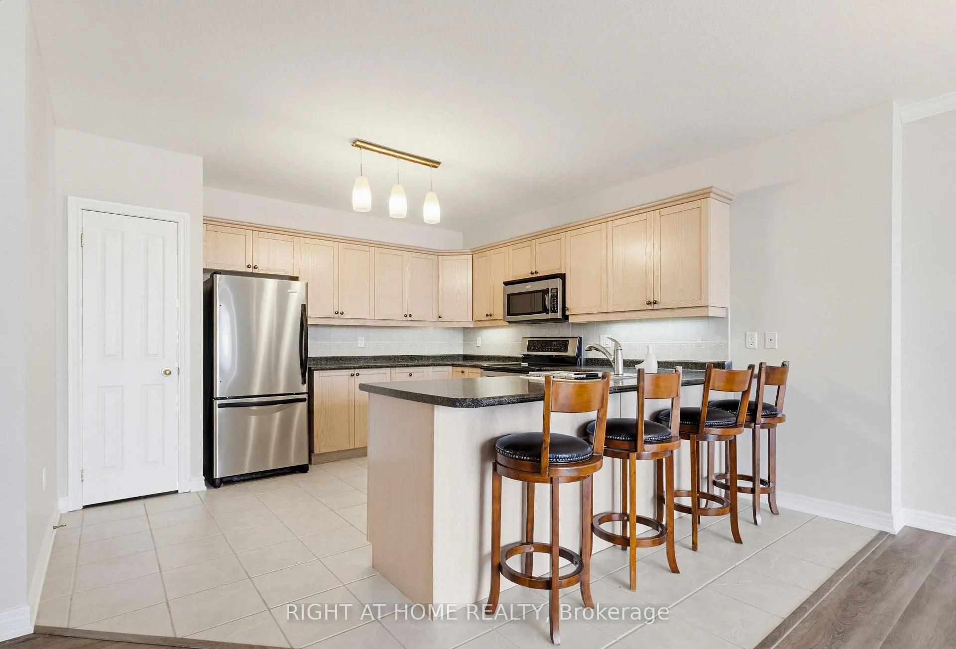 Photo 11 of Unit 709, 1998 Ironstone Drive, Burlington, Uptown — HOMEH