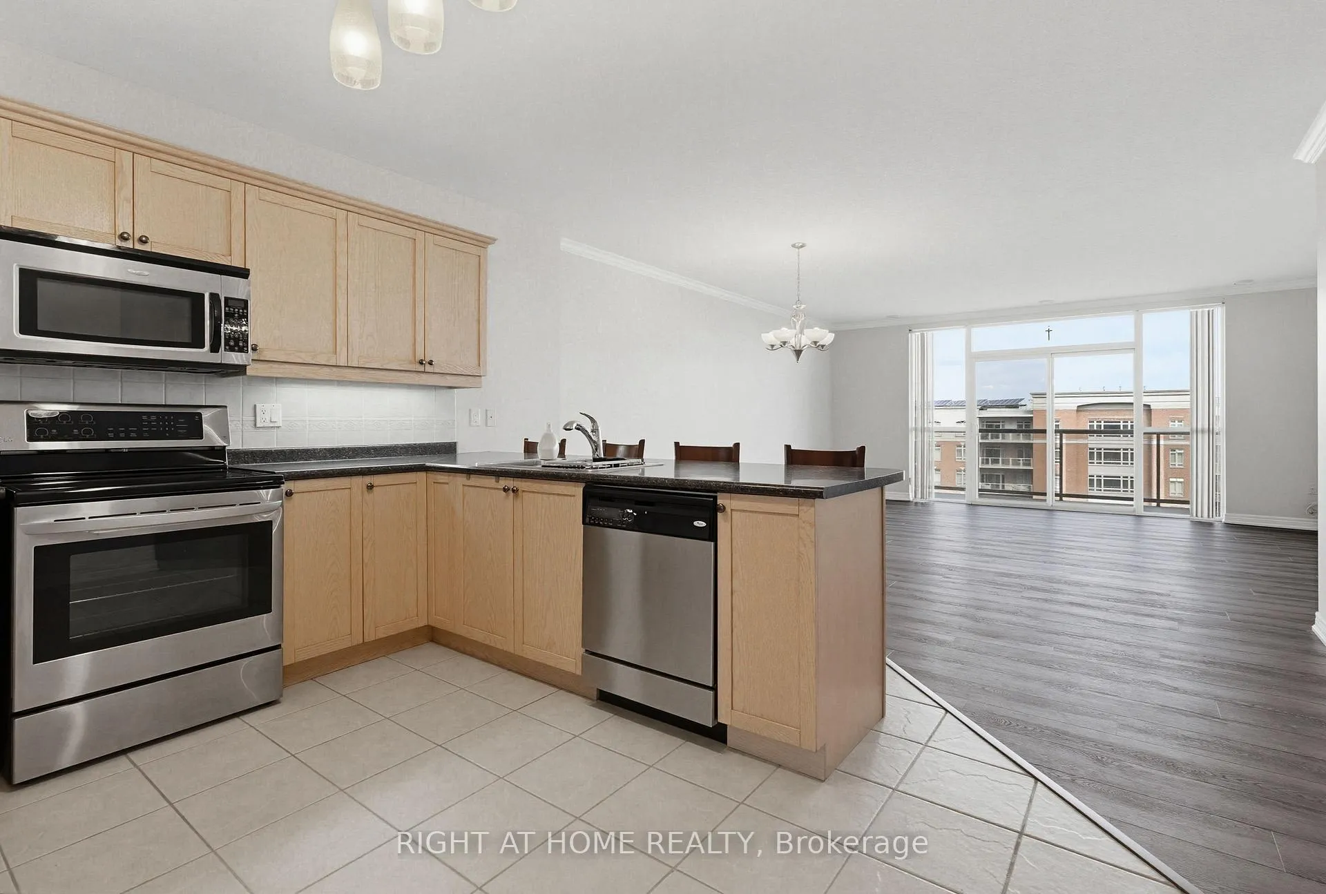 Photo 13 of Unit 709, 1998 Ironstone Drive, Burlington, Uptown — HOMEH