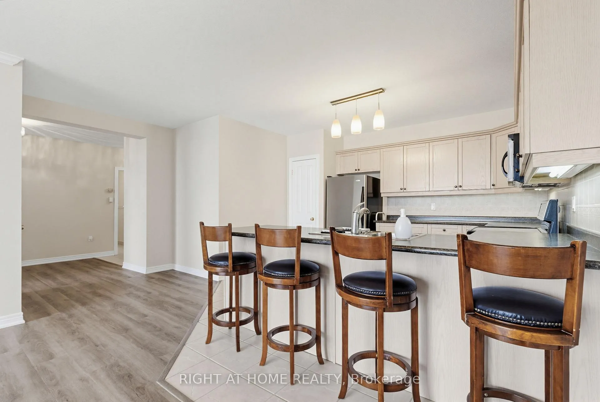 Photo 15 of Unit 709, 1998 Ironstone Drive, Burlington, Uptown — HOMEH
