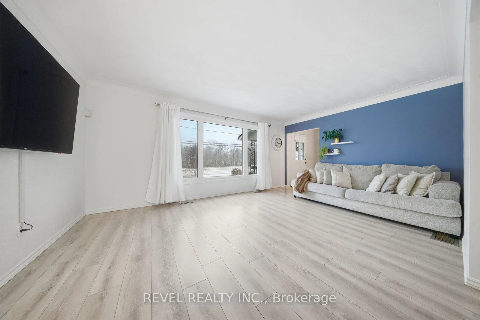 Photo 13 of 22 Paris Road, Brantford, Henderson-Sky Acres — HOMEH
