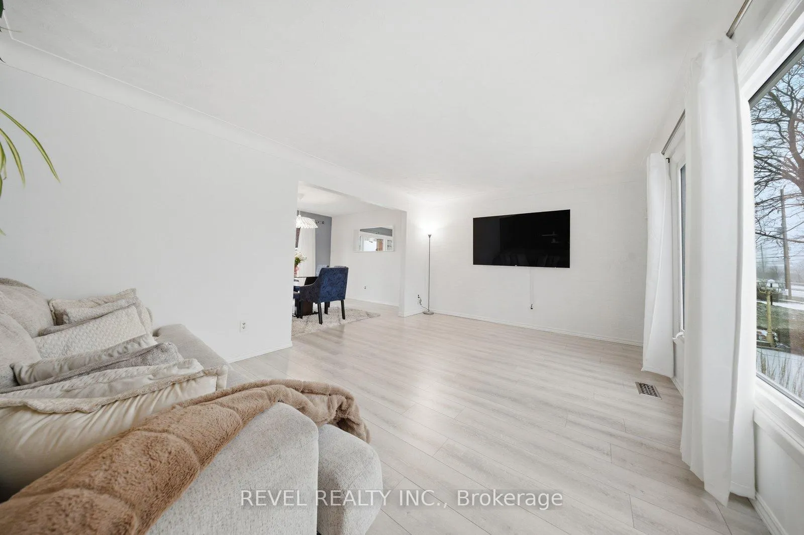 Photo 15 of 22 Paris Road, Brantford, Henderson-Sky Acres — HOMEH