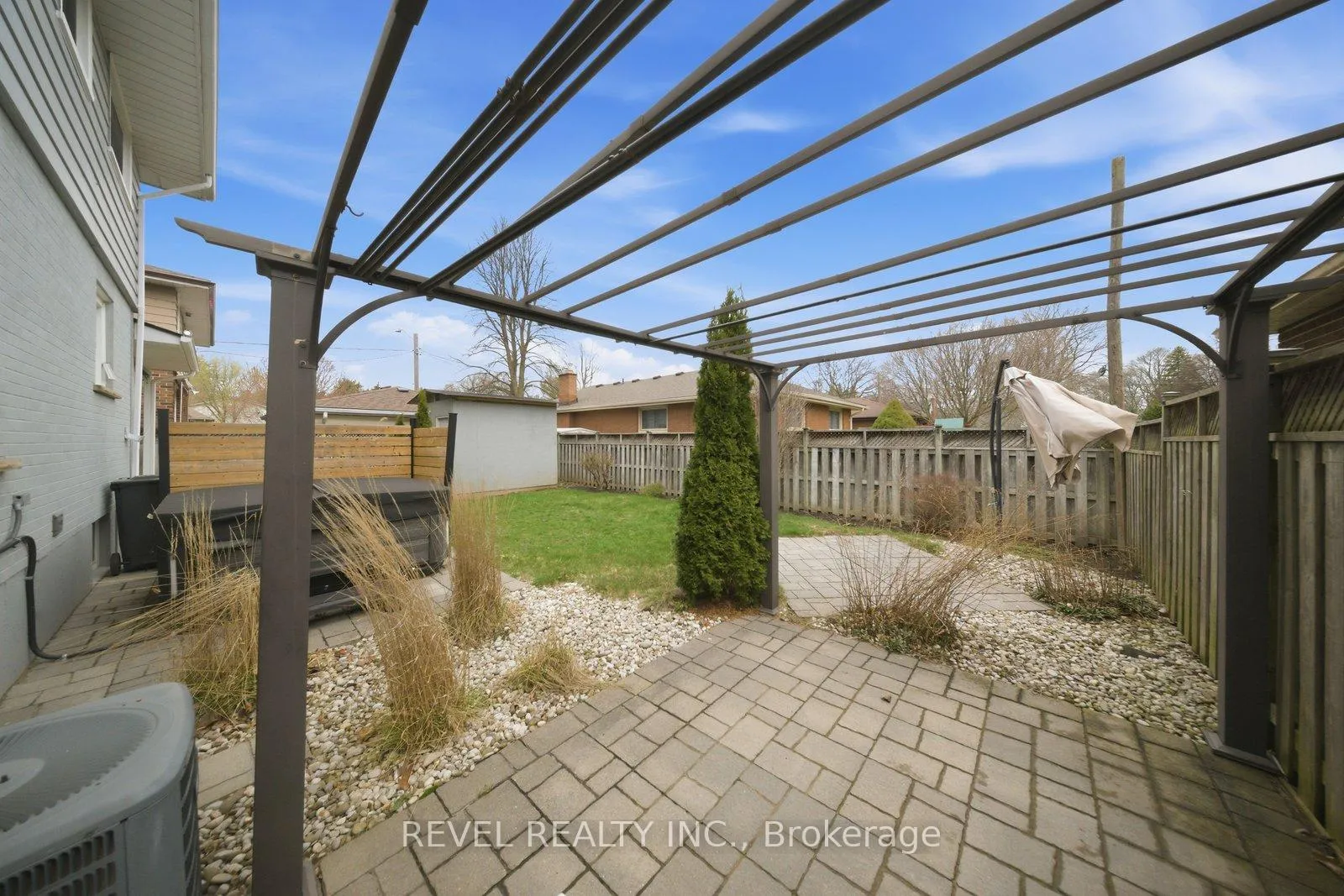 Photo 41 of 22 Paris Road, Brantford, Henderson-Sky Acres — HOMEH