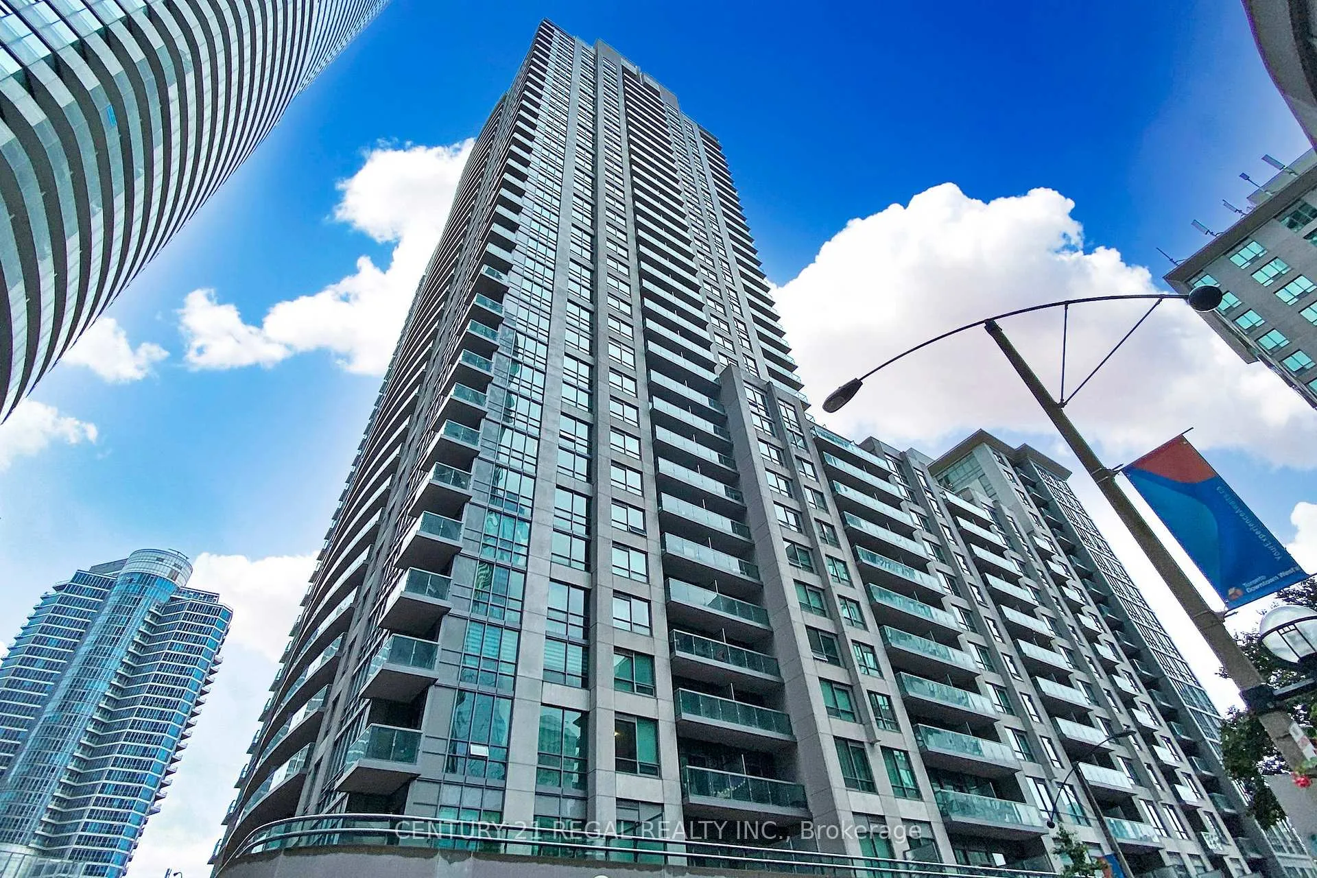 Photo 4 of Unit 2706, 19 Grand Trunk Crescent, Toronto, Waterfront Communities — HOMEH