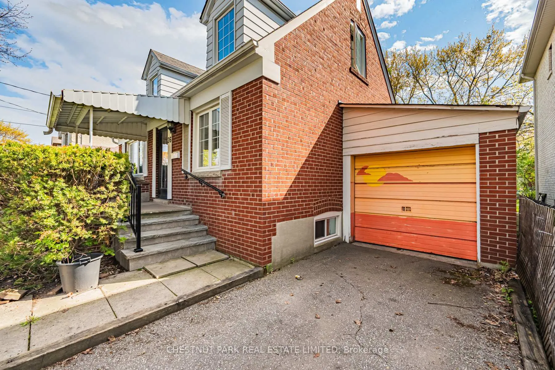 Photo 5 of 26 Roberta Drive, Toronto, Englemount-Lawrence — HOMEH