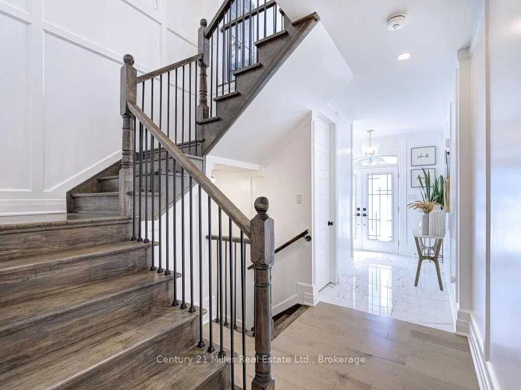 Photo 3 of 517 Kennedy Circle W, Milton, Cobban — HOMEH