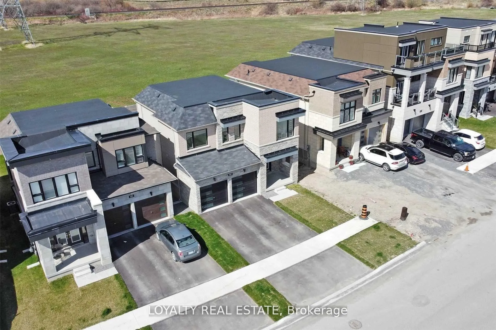 Photo 4 of 127 Yacht Drive, Clarington, Bowmanville — HOMEH