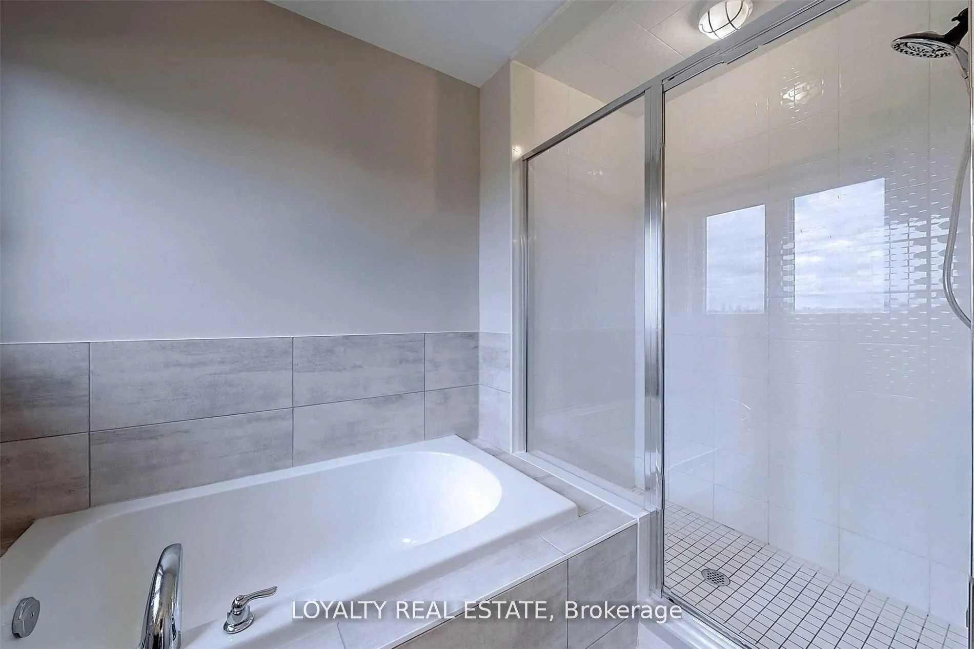 Photo 24 of 127 Yacht Drive, Clarington, Bowmanville — HOMEH