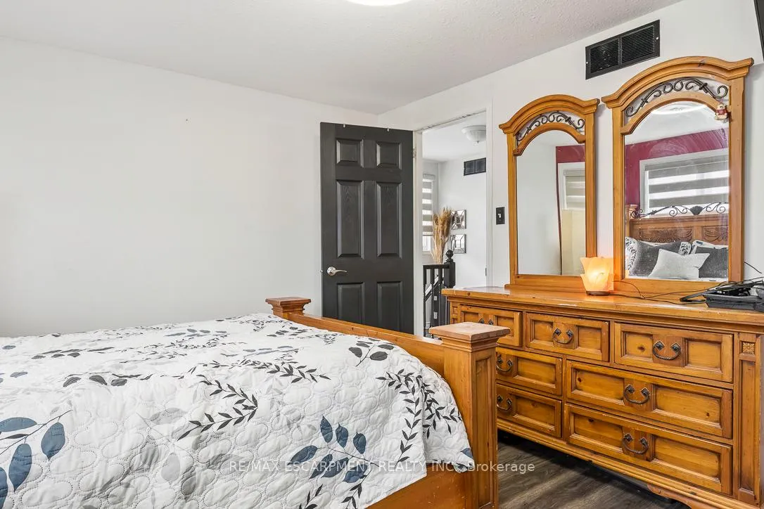 Photo 25 of 45 Hawkins Drive, Cambridge — HOMEH