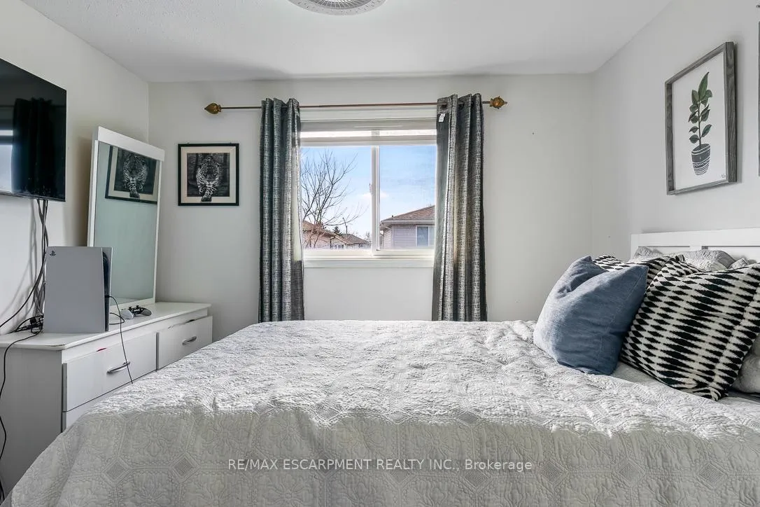 Photo 26 of 45 Hawkins Drive, Cambridge — HOMEH