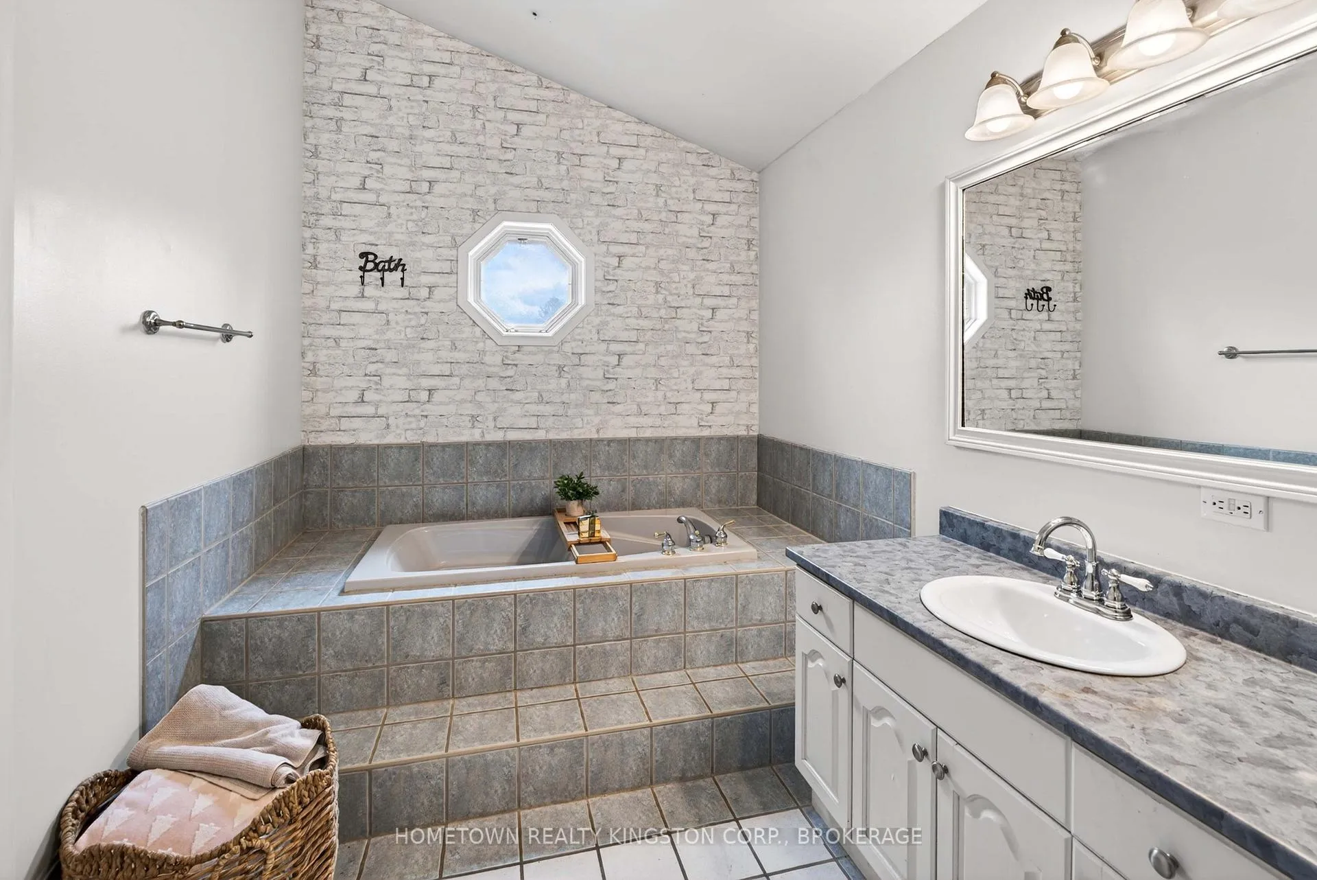 Photo 24 of 1103 Cliffside Drive, Frontenac, Frontenac South — HOMEH