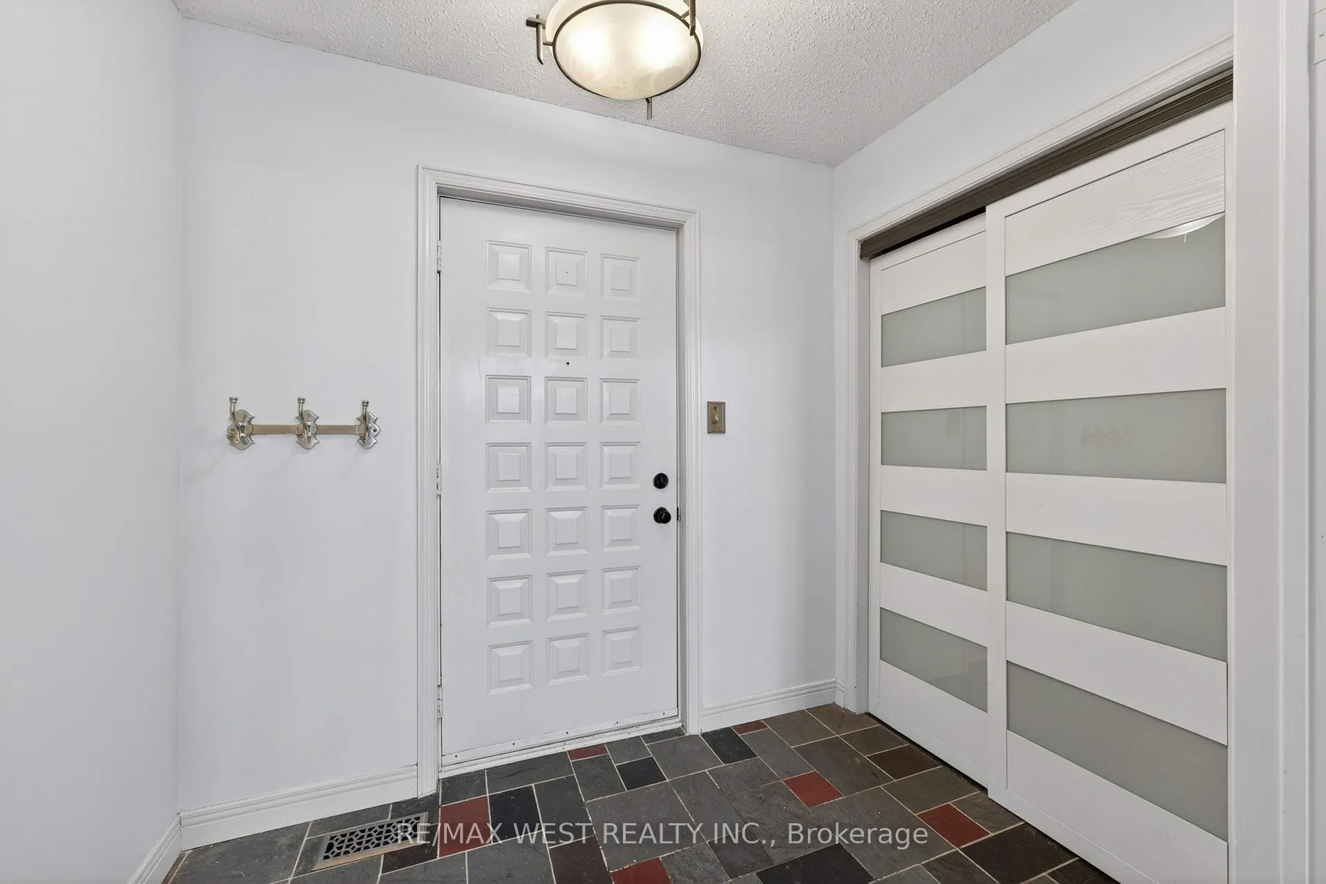Photo 5 of 937 Alpine Court, Kingston, North of Taylor-Kidd Blvd — HOMEH