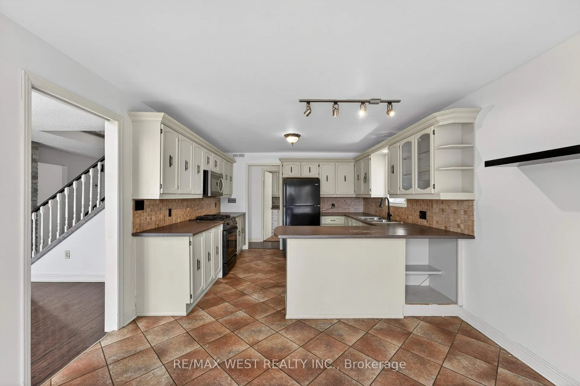 Photo 8 of 937 Alpine Court, Kingston, North of Taylor-Kidd Blvd — HOMEH